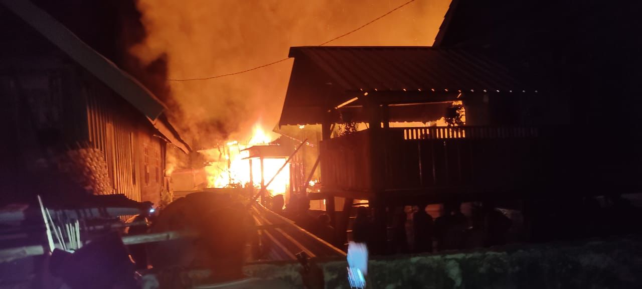 Sigap,! AKBP Heru Pimpin Pemadaman Rumah Warga Dilalap Sijago Merah