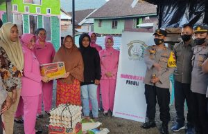 Pasca Kebakaran, Kapolres KSB dan Ketua Bhayangkari Salurkan Bantuan