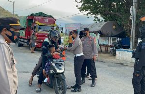 Personil Posyan Bagikan Takjil Ke Pengguna Jasa Penyebrangan