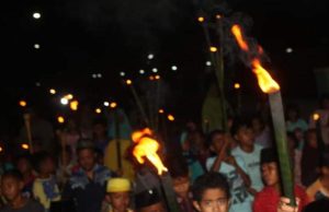 Dimalam Takbiran, Karang Taruna Desa Manemeng Gelar Pawai Obor