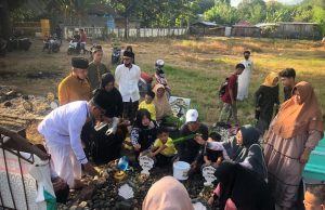 Usai Sholat Eid, Ziarah Kubur di KSB Menjadi Tradisi