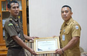 Selamatkan Uang Negara, Kejari Sumbawa Barat Terima Piagam Penghargaan