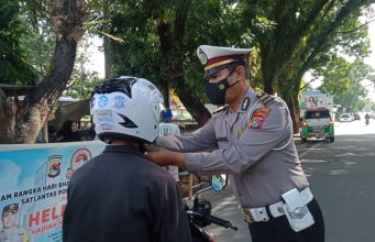 Sambut Hari Bhayangkara, Satlantas Polres Loteng Bagi-Bagi Helm Gratis