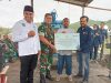 Sinergi Bhakti TNI dan PLTU Tambora Serahkan Bantuan Alat Pembuatan Batako