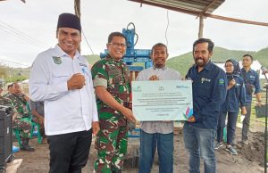 Sinergi Bhakti TNI dan PLTU Tambora Serahkan Bantuan Alat Pembuatan Batako