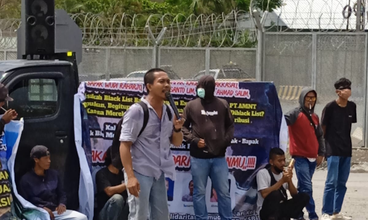 Puluhan Massa Aksi Desak Lima Petinggi PT AMNT Mundur