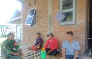 Babinsa Desa Senayan Komsos Imbau Warga Agar Waspadai Cuaca Buruk Saat Aktifitas