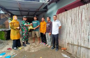 Peduli Korban Kebakaran di Menala, Babinsa Berikan Bantuan Sembako