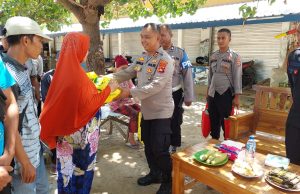 Sampaikan Pesan Kamtibmas di Pelabuhan Poto Tano, Kapolres KSB Lakukan Jum’at Curhat