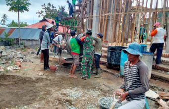 Babinsa Kokarlian Bersama Masyarakat Gotong Royong Mengecor Masjid