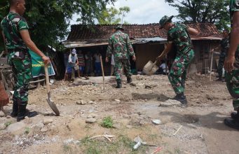 Moment HUT Korem 162/WB, Kodim 1607/Sumbawa Bantu Rehab Rumah Masyarakat
