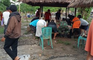 Pasca Banjir, Babinsa Sekokat dan Warga Binaan Laksanakan Gotong Royong
