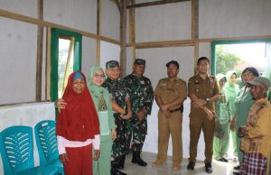 Dandim Sumbawa Serahkan Kunci Rumah Program Bedah RTLH