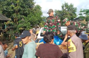 Kodim 1628/SB Salurkan Bantuan Makanan dan Air Bersih Bagi Warga Terdampak Banjir