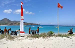 Jaga Keindahan Pantai, PP KSB Bersama TNI Polri Gelar Clean Up