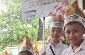 Terharu, Siswa-Siswi SDN 10 Taliwang Tampilkan Pawai Budaya Edar Kotak Amal untuk Warga Palestina