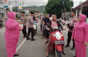 Anggota Polsek Jereweh Bagi Takjil dan Buka Puasa Bersama