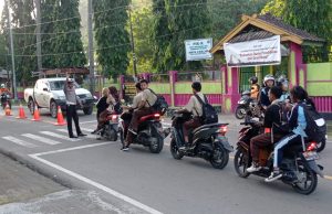 Beri Rasa Aman Kepada Pengguna Jalan, Anggota Polsek Maluk Lakukan Giat Rawan Pagi