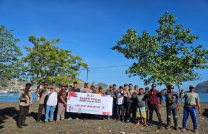 Peringati HUT Bhayangkara, Polsek Maluk Gelar Aksi Bersih Bersih Pantai