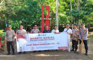 Peduli Lingkungan, Polsek Brang Rea Bersih Bersih Tempat Wisata