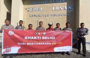 Sambut Hut Bhayangkara ke 78, Polsek Jereweh Bersih Lingkungan Masjid