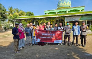Bakti Religi, Kapolsek Maluk Pimpin Bersih Bersih Masjid dan Gotong Royong