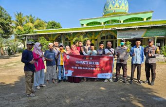 Bakti Religi, Kapolsek Maluk Pimpin Bersih Bersih Masjid dan Gotong Royong