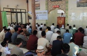 Bersama Masyarakat Sekitar, Polres KSB Adakan Sholat Idul Adha