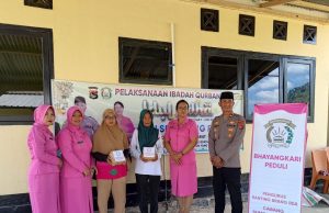 Momen Idul Adha, Polsek Brang Rea Bagikan 200 Paket Daging Qurban