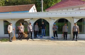 Jumat Bersih, Polsek Jereweh Gelar Gotong Royong di Masjid