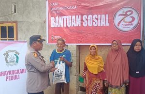 Bantu Warga Kurang Mampu, Polsek Poto Tano Salurkan Bantuan Sembako