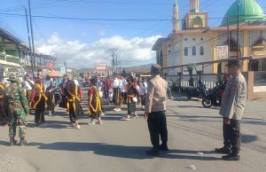 Polsek Maluk Berikan Pengamanan Pada Peserta Pawai Karnaval Budaya