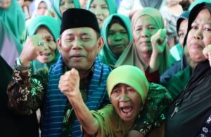 Santunan Lansia dan Insentif Kader Posyandu dari Rohmi – Firin Disambut Antusias Warga Bima – Dompu