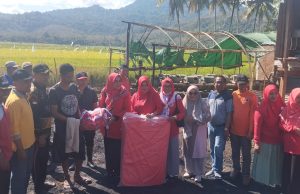 Peduli Sesama, Hj Hanifa Salurkan Bantuan Korban Kebakaran Brang Rea