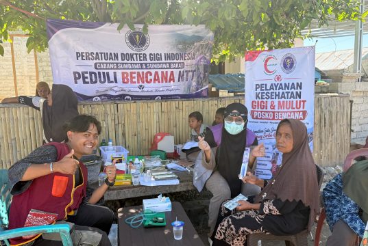 Alumni FKG UNAIR Gelar Pelayanan Gigi Gratis di 12 Titik Terdampak Bencana di Flores